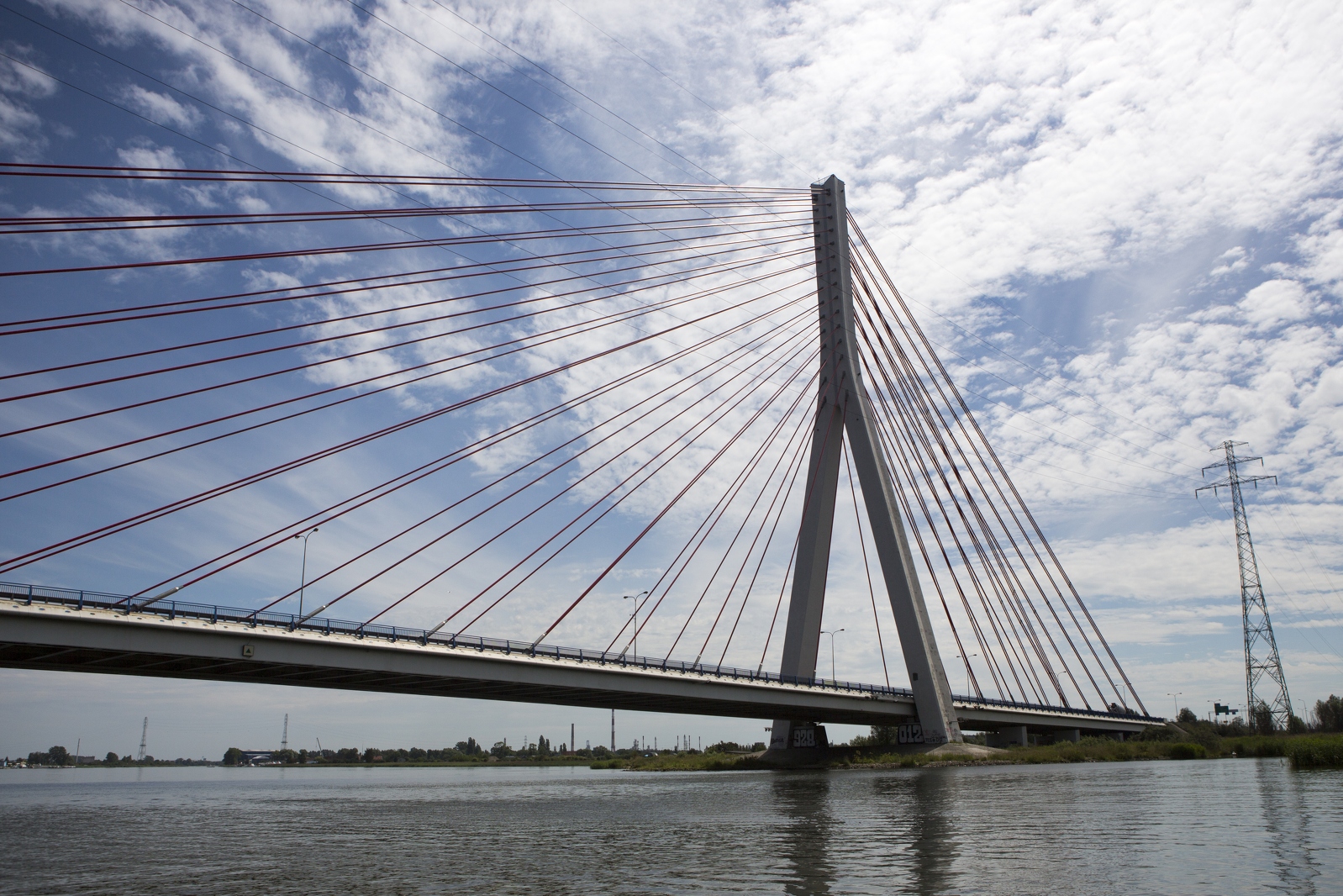 Na zdjęciu widoczny jest most wantowy przez Martwą Wisłę z perspektywy rzeki