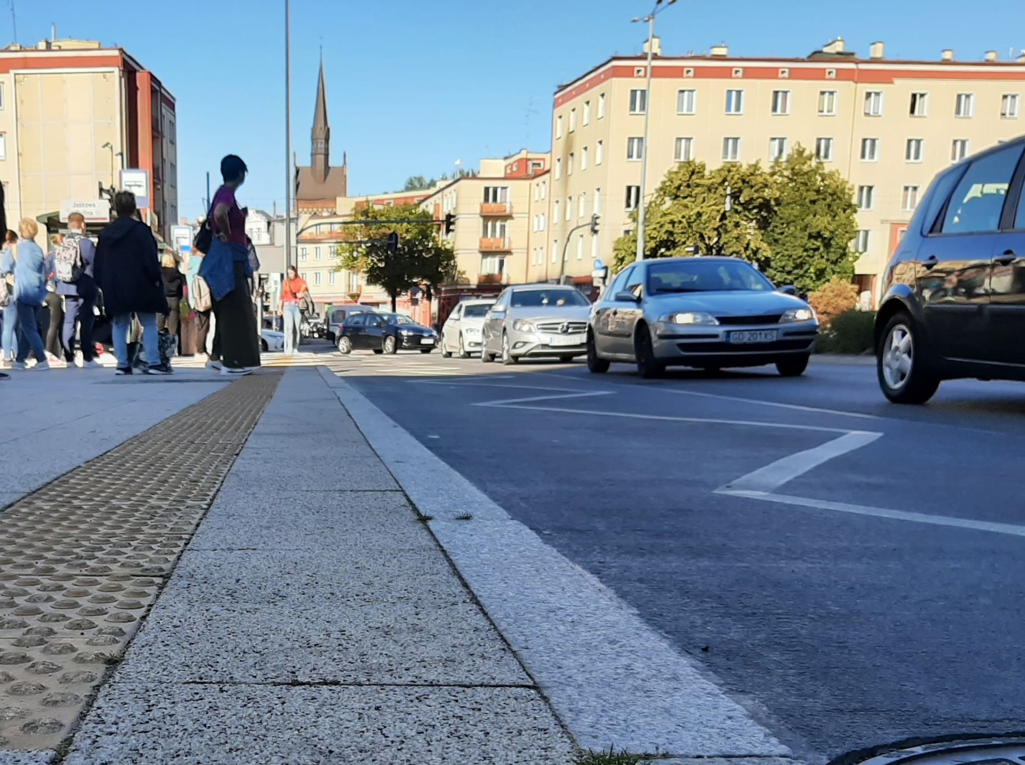 Zdjęcie przedstawia efekty remontu nawierzchni jezdni i chodników na ulicy Dmowskiego - na odcinku od skrzyżowania z ulicą Grunwaldzką do skrzyżowania z ulicą Partyzantów.