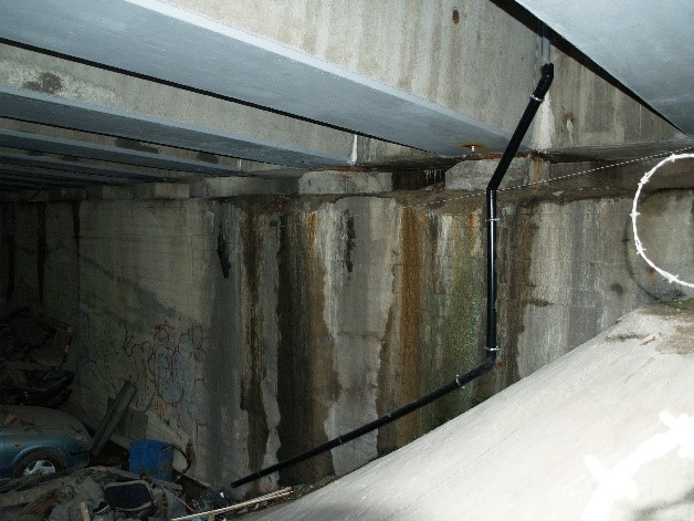 Na zdjęciu widoczne są betonowe i stalowe elementy konstrukcyjne pod estakadą ul. Rakoczego przed naprawą