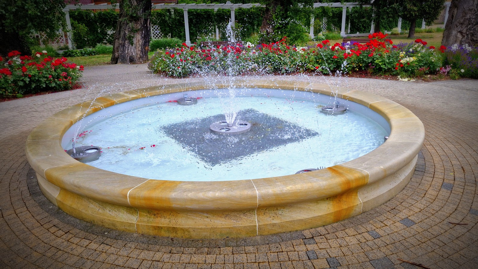 Nowa atrakcja w&nbsp;sercu Brzeźna. Klasyczna fontanna ozdobiła Park Haffnera 