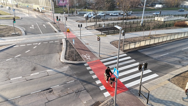  Budowa przejścia naziemnego w&nbsp;pobliżu skrzyżowania al. Rzeczypospolitej z&nbsp;ul. Hynka