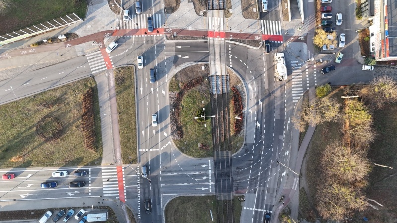  Budowa przejścia naziemnego w&nbsp;pobliżu skrzyżowania al. Rzeczypospolitej z&nbsp;ul. Hynka