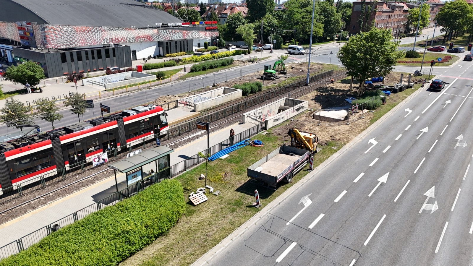 Budowa przejścia naziemnego w pobliżu skrzyżowania al. Rzeczypospolitej z ul. Hynka