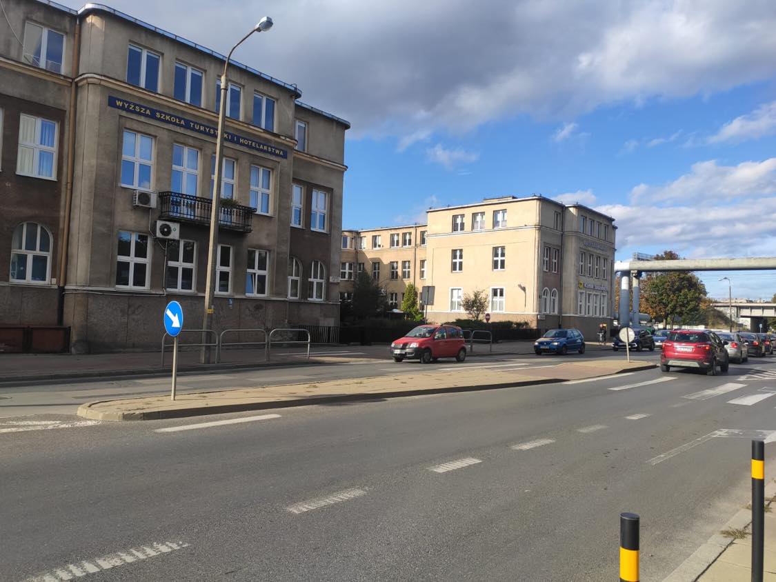 Na zdjęciu widoczne jest przejście dla pieszych na ul. Miszewskiego przed przebudową