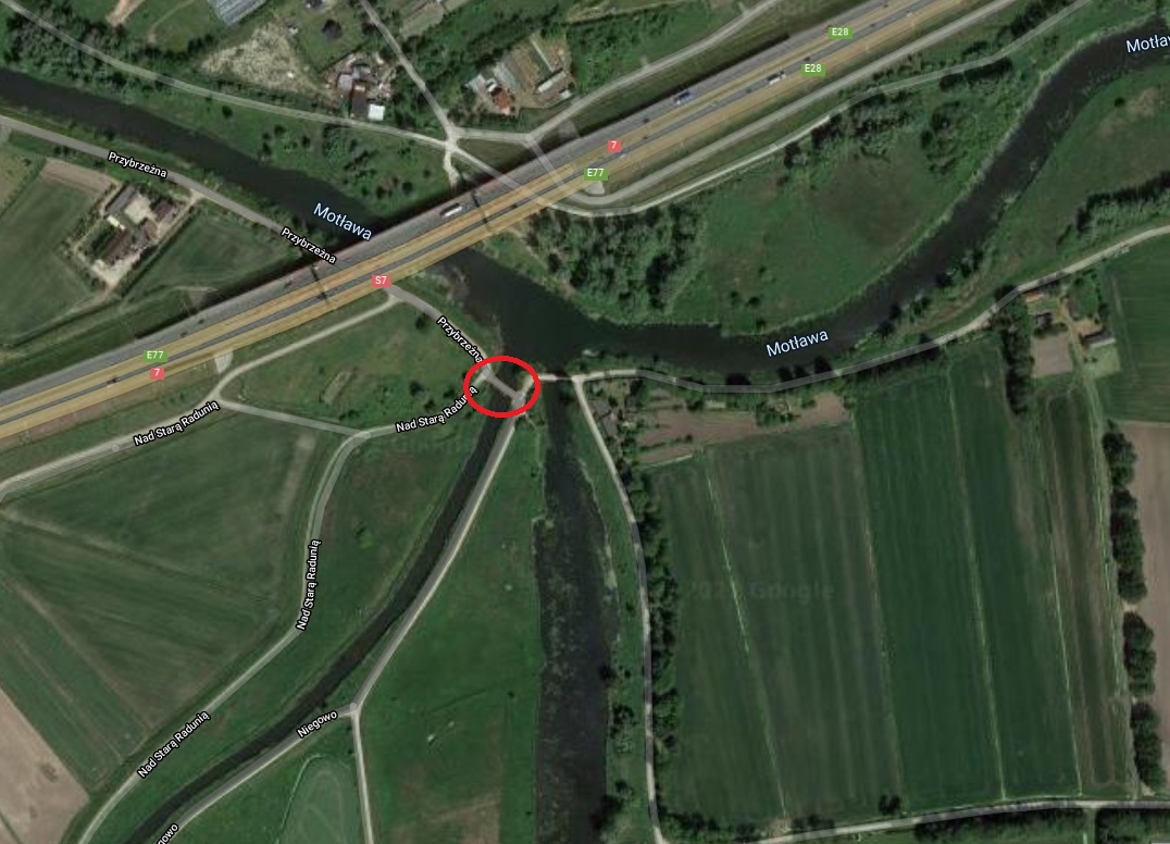 Na zdjęciu widoczna jest mapa z zaznaczonym mostem w ciągu ul. Przybrzeżnej nad rzeką Radunią
