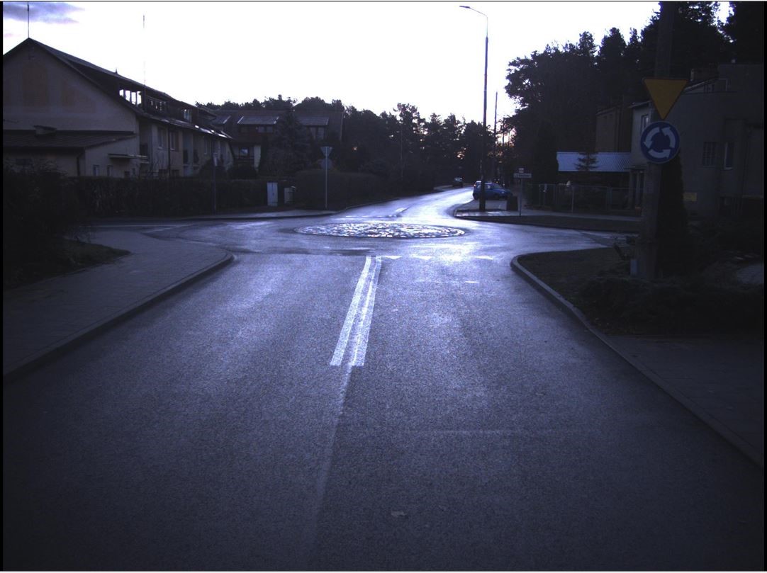 Na zdjęciu widoczna jest ulica oraz rondo na ul. Niedziałkowskiego z ułożoną nową nawierzchnią bitumiczną