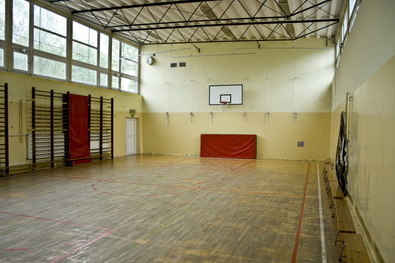 Widok przed modernizacją sali gimnastycznej w Szkole Podstawowej nr 39 w Gdańsku przy ul. Obywatelskiej 1. 