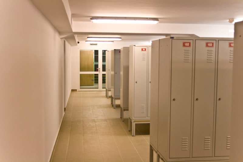 Widok po zakończeniu modernizacji pomieszczeń w poziomie piwnic w budynku Zespołu Kształcenia Podstawowego i Gimnazjalnego Nr 7 w Gdańsku, ul. Orłowska 13 oraz roboty zewnętrzne związane 