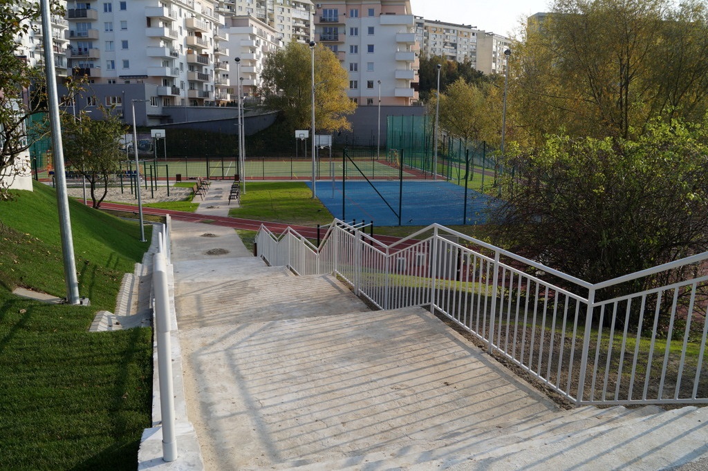 widok na nowo powstałe schody, w oddali boiska