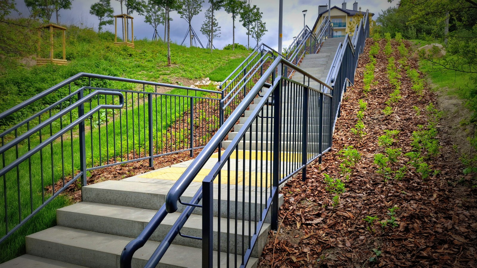 Na ul. Dywizji Wołyńskiej powstały nowe schody wraz z&nbsp;oświetleniem 