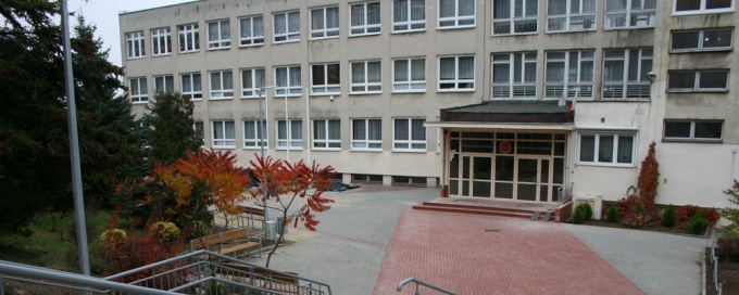 widok na zmodernizowany plac, chodniok przed wejściem do szkoły