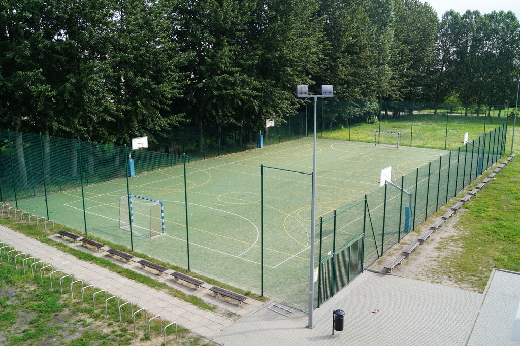 Widok na nowe boisko o nawierchni trawiastej