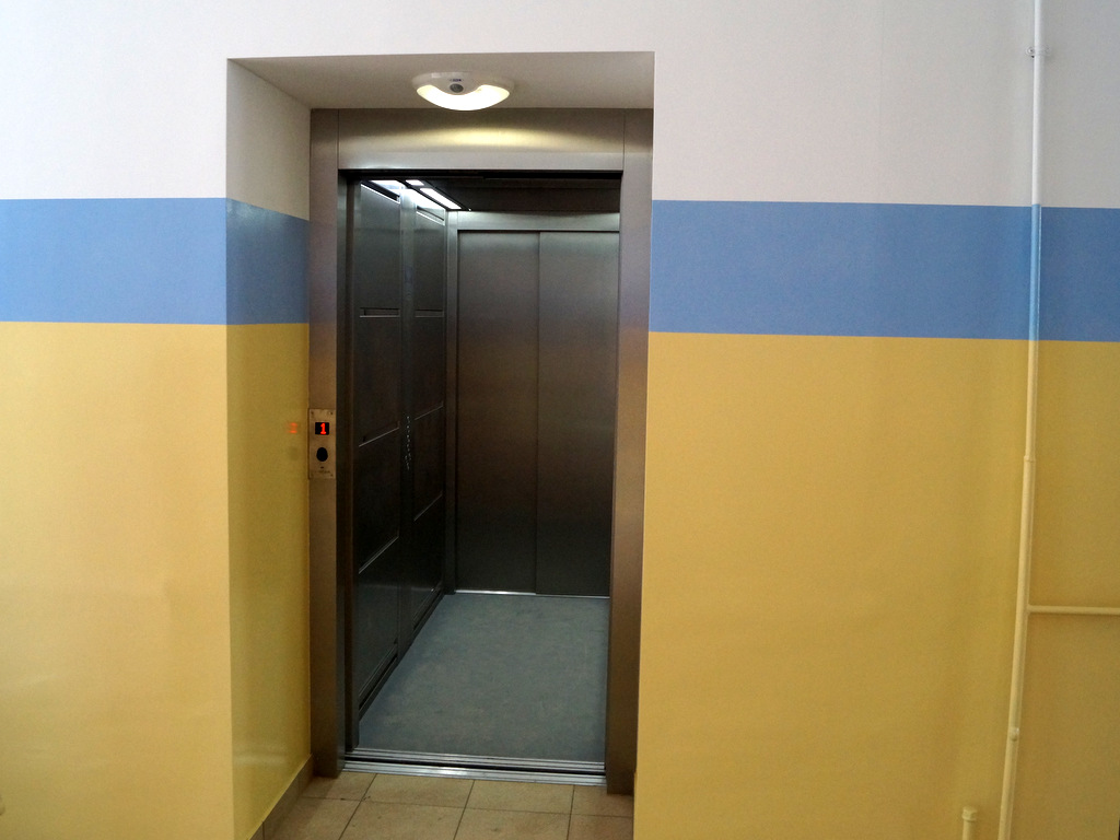 widok na windę z otwatymi drzwiami