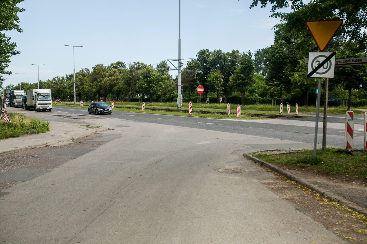 Zdjęcie przedstawia widok na skrzyżowanie alei generała Hallera i ulicy Grudziądzkiej przed jego przebudową.